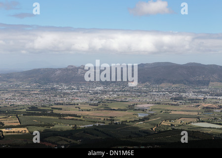 Vista aerea di Paarl e allevamenti circostanti e sulle montagne presi da Du Toitskloof Pass Foto Stock