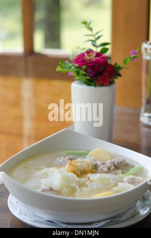 Zuppa fatta in casa con carne di maiale , , , polpette di tofu e verdure Foto Stock