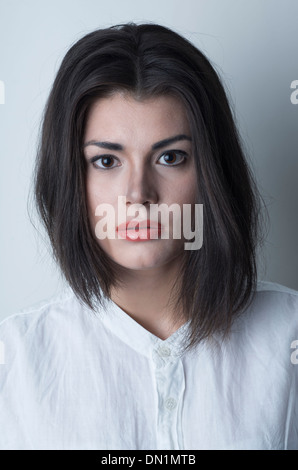 Adolescente con un look da trucco drammatico fatto per sembrare Michael Jackson Foto Stock