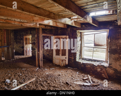 Interno del Croft di abbandonato casa, Isle of Harris Foto Stock