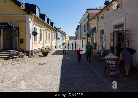 La via dello shopping del centro storico. Porvoo. Finlandia Foto Stock