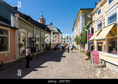 La via dello shopping del centro storico. Porvoo. Finlandia Foto Stock