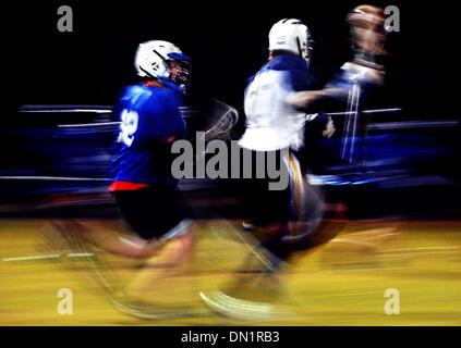 Mar 10, 2006; Palm City, FL, Stati Uniti d'America; Martin County Pioneer Lacrosse duchi fuori contro Giove mercoledì sera a Jock Leighton Park nella città di Palm. Credito: Foto di Erik Lunsford/Palm Beach post/ZUMA premere. (©) Copyright 2006 da Palm Beach post Foto Stock