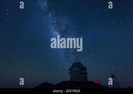 Stati Uniti d'America, Hawaii, la Big Island, Mauna Kea Observatory (4200m), Gemini Nord del telescopio e la Via Lattea Foto Stock