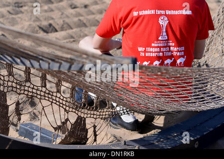 Agadir, Marocco. 15 Dic, 2013. FC Bayern Monaco di Baviera ventole indossare magliette leggere 'siete decorare l'albero di Natale - Stiamo volando in Marocco " mentre sono in attesa sul match in semi-finale sulla spiaggia di Agadir, Marocco, 15 dicembre 2013. Foto: DAVID EBENER/dpa/Alamy Live News Foto Stock