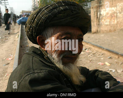 Peshawar. Xviii Dicembre, 2013. Un profugo afgano uomo si siede sul binario ferroviario sulla periferia del nord-ovest del Pakistan Peshawar a Dic. 18, 2013. Il 18 dicembre è il giorno in cui la comunità internazionale riconosce i diritti dei migranti di tutto il mondo. La giornata è stata ufficialmente designata come la Giornata Internazionale dei Migranti dalle Nazioni Unite nel 2000. © Ahmad Sidique/Xinhua/Alamy Live News Foto Stock