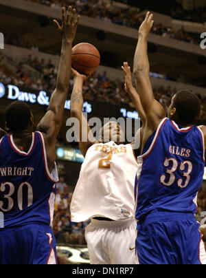 Mar 12, 2006; Dallas, TX, Stati Uniti d'America; NCAA Basket: Texas' P.J. Tucker germogli tra Kansas' Julian Wright e C.J. Giles durante il 2006 Phillips 66 12 grandi uomini del campionato domenica 12 marzo 2006 presso l'American Airlines Center di Dallas, TX. Credito: Foto di EA Ornelas/San Antonio Express-News/ZUMA premere. (©) Copyright 2006 by San Antonio Express-News Foto Stock