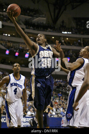 Mar 17, 2006; Dallas, TX, Stati Uniti d'America; NCAA: college basketball: Oral Roberts' Caleb Green rigidi per il cerchio attraverso Memphis difensori 17 Marzo 2006 presso l'American Airlines Center di Dallas, TX., durante il primo round del 2006 NCAA Division 1 di pallacanestro degli uomini di campionato. Credito: Foto di EA Ornelas/San Antonio Express-N/ZUMA premere. (©) Copyright 2006 by San Antonio Expre Foto Stock