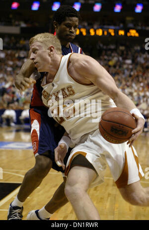 Mar 17, 2006; Dallas, TX, Stati Uniti d'America; NCAA: college basketball: Texas' Brad Buckman guarda per la stanza della Pennsylvania Friedrich Ebedge durante il primo round del 2006 NCAA Division 1 di pallacanestro degli uomini di campionato svoltosi il 17 marzo 2006 presso l'American Airlines Center di Dallas, TX. Credito: Foto di EA Ornelas/San Antonio Express-N/ZUMA premere. (©) Copyright 2006 by San Antonio Foto Stock