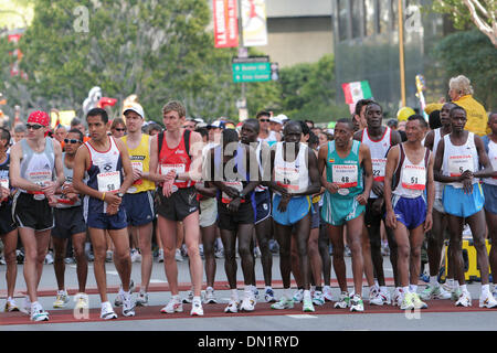 Mar 19, 2006; Los Angeles, CA, Stati Uniti d'America; la Elite guide maschio preparare per l'inizio del XXI Los Angeles Marathon. Credito: Foto di J.P. Yim/ZUMA premere. (©) Copyright 2006 DA J. P. Yim Foto Stock