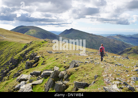 Un escursionista a piedi fuori la grande Carrs verso il vecchio di Coniston e Dow Crag nel distretto del lago. Foto Stock