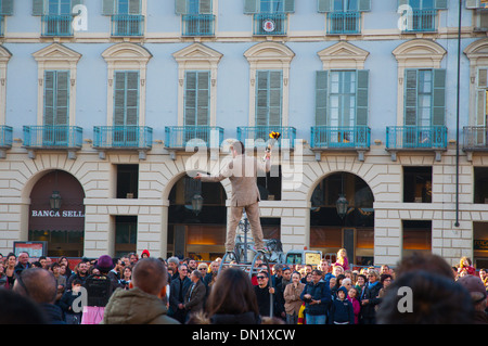 Street performer Piazza Castello piazza centrale della città di Torino Piemonte Italia del nord Europa Foto Stock