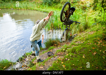 Rimozione di una bicicletta da un laghetto Foto Stock