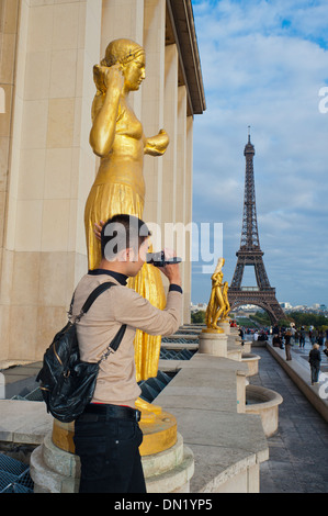 Parigi, Francia, giovane uomo cinese, turistico (Modello rilasciato) in piedi vicino alla Torre Eiffel, scattare foto Foto Stock