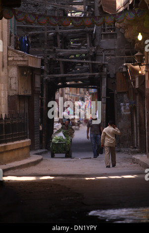 Vicolo - Mattina egiziano . città vecchia dalle pareti del Cairo Foto Stock