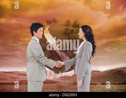 Immagine composita della vista laterale di hand shaking partner commerciali Foto Stock