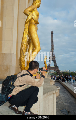 Parigi, Francia, giovane uomo cinese turistica prendendo foto Torre Eiffel, dal Trocadero Foto Stock