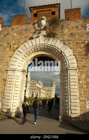 Cancello dalla Piazza Manin piazza a Piazza dei Miracoli il Campo dei Miracoli Pisa Città Regione Toscana Italia Europa Foto Stock