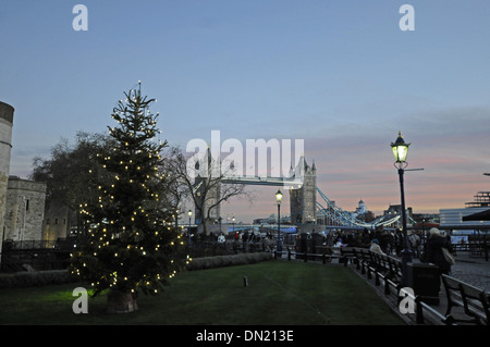 Torre di Londra e al Tower Bridge al tramonto con albero di Natale Londra Inghilterra Foto Stock