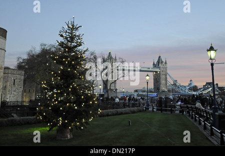 Torre di Londra e al Tower Bridge al tramonto con albero di Natale Londra Inghilterra Foto Stock