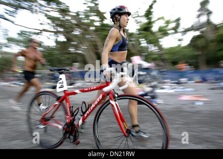 Apr 10, 2006; Boca Raton, FL, Stati Uniti d'America; Heather Bellardo, di Orlando ritorna alla bicicletta area di sosta durante la quindicesima Florida Atlantic University Wellness Triathlon in spagnolo River Park domenica mattina. Credito: Foto di Richard Graulich/Palm Beach post/ZUMA premere. (©) Copyright 2006 da Palm Beach post Foto Stock