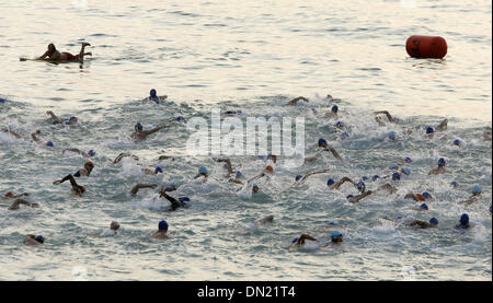 Apr 10, 2006; Boca Raton, FL, Stati Uniti d'America; i partecipanti nuotare il 1/4 miglio durante la quindicesima Florida Atlantic University Wellness Triathlon in spagnolo River Park domenica mattina. Credito: Foto di Richard Graulich/Palm Beach post/ZUMA premere. (©) Copyright 2006 da Palm Beach post Foto Stock