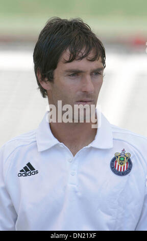 Apr 13, 2006; Carson, CA, Stati Uniti d'America; Chivas USA player ANTE RAZOV parla di media circa il gioco contro la galassia di Los Angeles al Home Depot Center questo sabato, 15 aprile 2006 a Carson. Sarà il primo di quattro incontri tra le due squadre in questa stagione. Credito: foto di Armando Arorizo/ZUMA premere. (©) Copyright 2006 by Armando Arorizo Foto Stock