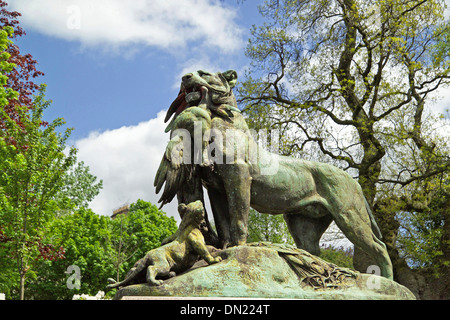 Lion e bird statua in bronzo in Kelvingrove Park Glasgow Foto Stock