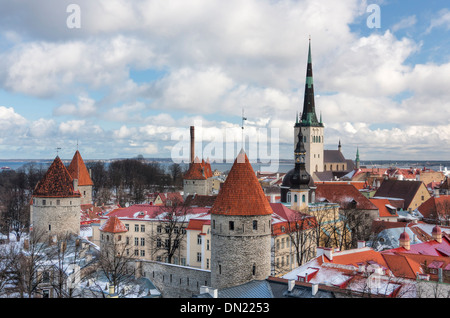 Il vecchio cannone torri nella città vecchia di Tallinn, Estonia Foto Stock