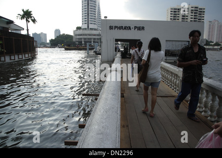 Khlong San Pier sul Chao Phraya riverside a Bangkok , Thailandia Foto Stock