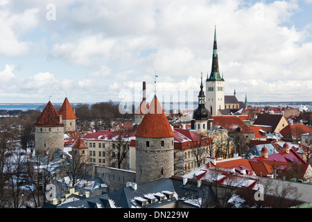 Il vecchio cannone torri nella città vecchia di Tallinn, Estonia Foto Stock