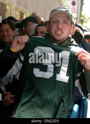 Apr 29, 2006; Manhattan, New York, Stati Uniti d'America; NFL Football: NY getti ventola DiFede Joe, 18, di Staten Island si mette in mostra la sua jersey come egli attende in linea per immettere il 2006 National Football League Progetto al Radio City Music Hall. Credito: Foto di Bryan Smith/ZUMA premere. (©) Copyright 2006 by Bryan Smith Foto Stock