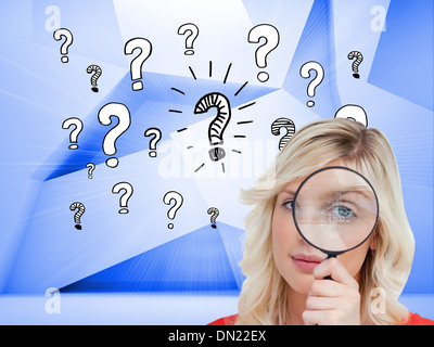 Immagine composita del biondo donna guardando attraverso una lente di ingrandimento Foto Stock