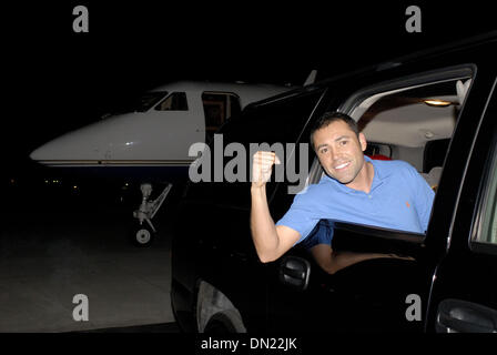 Apr 30, 2006; Los Angeles, CA, Stati Uniti d'America; 6 volte Campione del Mondo di OSCAR DE LA HOYA arriva a Los Angeles tramite jet privato per il suo prossimo 6 Maggio showdown con Ricardo Mayorga. Lo scontro sarà De La Hoya del primo in circa venti mesi dopo essere stato messo K.O. da Bernard Hopkins. Credito: Foto di Rob DeLorenzo/ZUMA premere. (©) Copyright 2006 by Rob DeLorenzo Foto Stock