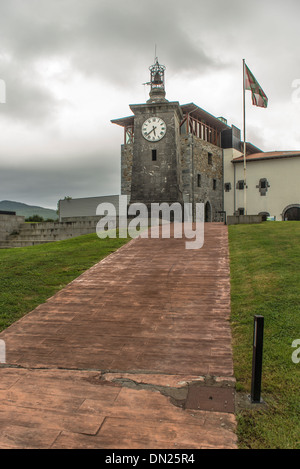 Madariaga torre a Busturia villaggio e alla Riserva della Biosfera di Urdaibai, Biscaglia, Paesi Baschi Foto Stock