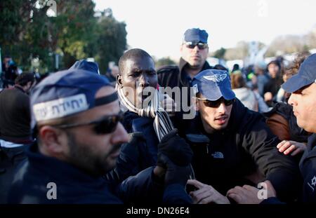 Gerusalemme, Knesset (parlamento) in Gerusalemme. Xviii Dicembre, 2013. Israeliano poliziotti di immigrazione della forza africana di un richiedente asilo su un bus in direzione di una prigione, durante una manifestazione di protesta di fronte alla Knesset (parlamento) a Gerusalemme, a Dic. 17, 2013. Alcuni 200 i richiedenti asilo africani che protestavano al di fuori del Primo Ministro israeliano Office contro una legge che consenta di tenere in custodia cautelare a tempo indeterminato sono stati arrestati e inviato a strutture di detenzione, i media locali hanno riferito. Credito: Muammar Awad/Xinhua/Alamy Live News Foto Stock