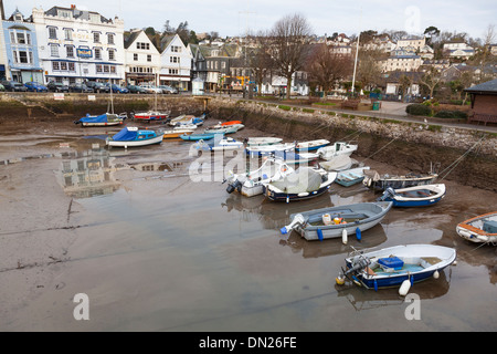 Barche di sedersi sul fango a bassa marea nel porto interno o 'boatfloat' in Dartmouth . Foto Stock