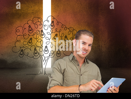 Immagine composita di uomo felice utilizzando tablet pc Foto Stock