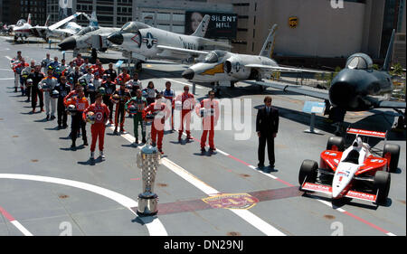 Maggio 22, 2006; Manhattan, NY, Stati Uniti d'America, Indianapolis 500 piloti pongono sul ponte di volo della USS Intrepid in New York il 22 maggio 2006 come IRL IndyCar Series presenta la lineup di partenza a Indianapolis 500 Media Day all'Intrepid Sea, il Museo dell'aria e dello spazio. Il novantesimo Indianapolis 500 è di essere eseguito su 28 maggio 2006 ad Indianapolis Motor Speedway. Credito: Foto di Bryan Smit Foto Stock