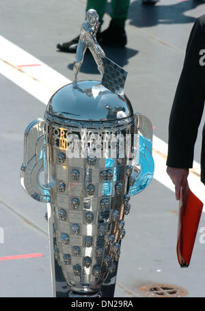 Maggio 22, 2006; Manhattan, NY, STATI UNITI D'AMERICA; La Borg-Warner Trophy sul ponte di volo della USS Intrepid in New York il 22 maggio 2006 come IRL IndyCar Series presenta la lineup di partenza a Indianapolis 500 Media Day all'Intrepid Sea, il Museo dell'aria e dello spazio. Il novantesimo Indianapolis 500 è di essere eseguito su 28 maggio 2006 ad Indianapolis Motor Speedway. Credito: Foto di Bryan Smith/ZUMA Foto Stock