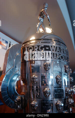 Maggio 22, 2006; Manhattan, NY, STATI UNITI D'AMERICA; il Trofeo Borg-Warner come IRL IndyCar Series presenta la lineup di partenza a Indianapolis 500 Media Day all'Intrepid Sea, Air & Space Museum di New York il 22 maggio 2006. Il novantesimo Indianapolis 500 è di essere eseguito su 28 maggio 2006 ad Indianapolis Motor Speedway. Credito: Foto di Bryan Smith/ZUMA premere. (©) Copyright 2006 by Bryan Smith Foto Stock