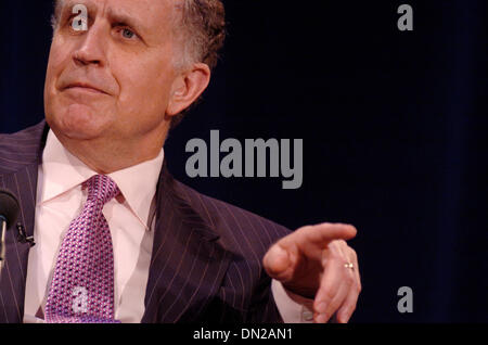 Maggio 31, 2006; Manhattan, NY, STATI UNITI D'AMERICA; National Football League il commissario Paul Tagliabue parlando alla 92Street Y a Manhattan, New York. Credito: Foto di Bryan Smith/ZUMA premere. (©) Copyright 2006 by Bryan Smith Foto Stock