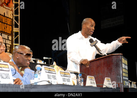 Jun 08, 2006; Atlantic City, NJ, Stati Uniti d'America; Boxer BERNARD HOPKINS nella conferenza stampa finale per il Bernard Hopkins contro Antonio Tarver bout per la luce Heavyweight Championship che si terrà presso l'Hotel di Borgata di Atlantic City, NJ. Hopkins è il tentativo di rendere la storia di inscatolamento spostando verso l'alto due classi di peso alla lotta come pesi mediomassimi. Credito: Foto di Rob DeLorenzo Foto Stock