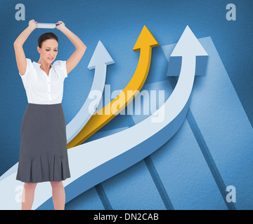Immagine composita di angry imprenditrice gettando il suo tablet pc Foto Stock