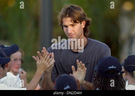 Jul 26, 2006; Citrus Heights, CA, Stati Uniti d'America; SAM WARBURG dei capitelli di Sacramento viene introdotto sulla corte presso lo Stadio Allstate, 26 luglio 2006. Credito: Foto di Firenze bassa/Sacramento Bee/ZUMA premere. (©) Copyright 2006 by Sacramento Bee Foto Stock