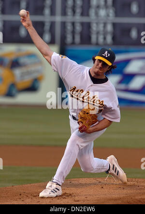 Aug 11, 2006; Oakland, CA, Stati Uniti d'America; Oakland Athletics lanciatore Dan Haren,#24, passi contro il Tampa Bay Devil Ray nel primo inning del loro gioco su Venerdì, 11 agosto 2006 a McAfee Coliseum di Oakland, California Credito: Foto di Jose Carlos Fajardo/Contra Costa Times/ZUMA premere. (©) Copyright 2006 by Contra Costa Times Foto Stock