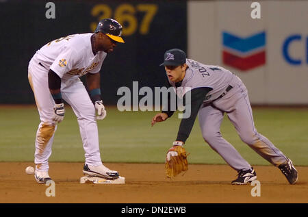 Aug 11, 2006; Oakland, CA, Stati Uniti d'America; Oakland Athletics Milton Bradley, #22, è sicuro a seconda base come Tampa Bay Devil Ray di Ben Zobrist, #18 raggiunge per la palla nel quarto inning del loro gioco su Venerdì, 11 agosto 2006 a McAfee Coliseum di Oakland, California Bradley è collegata per una singola ma arrivato alla seconda base su un errore. Credito: Foto di Jose Carlos Fajardo/Contra Costa Ti Foto Stock