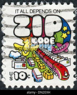 Stati Uniti - circa 1974: francobollo Stampato negli USA, mostra il trasporto di posta e il testo "tutto dipende dal codice di avviamento postale', circa 1974 Foto Stock