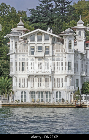 Yalı waterfront mansion di Afif Pascià nel distretto di Yeniköy di Istanbul, sulla riva europea del Bosforo. Foto Stock