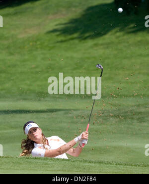 Aug 18, 2006; Portland, OR, Stati Uniti d'America; Paula Creamer, da Pleasanton, CA, colpi dal fairway sul primo foro durante il primo round di Safeway Classic presso il Columbia-Edgewater Country Club a Portland, Oregon, Venerdì, 18 agosto 2006. Credito: Foto di Richard Clemente/ZUMA premere. (©) Copyright 2006 da Richard Clemente Foto Stock